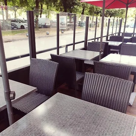 Logis Du Parc-restaurant - Le Rouget De Lisle ホテル 3*