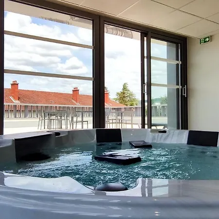 Logis Du Parc-restaurant - Le Rouget De Lisle ホテル