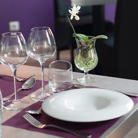 ホテル Logis Du Parc-restaurant - Le Rouget De Lisle ロン・ル・ソーニエ