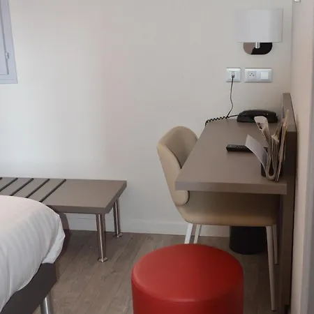 ホテル Logis Du Parc-restaurant - Le Rouget De Lisle 3*
